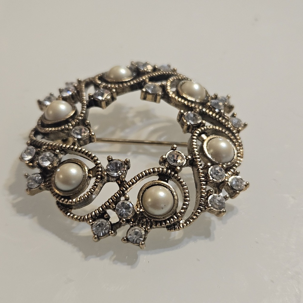 Vintage Monet Brooch Pin Round Wave Open Swirl Faux‎ Pearl Rhinestone Gold Tone - Picture 2 of 14